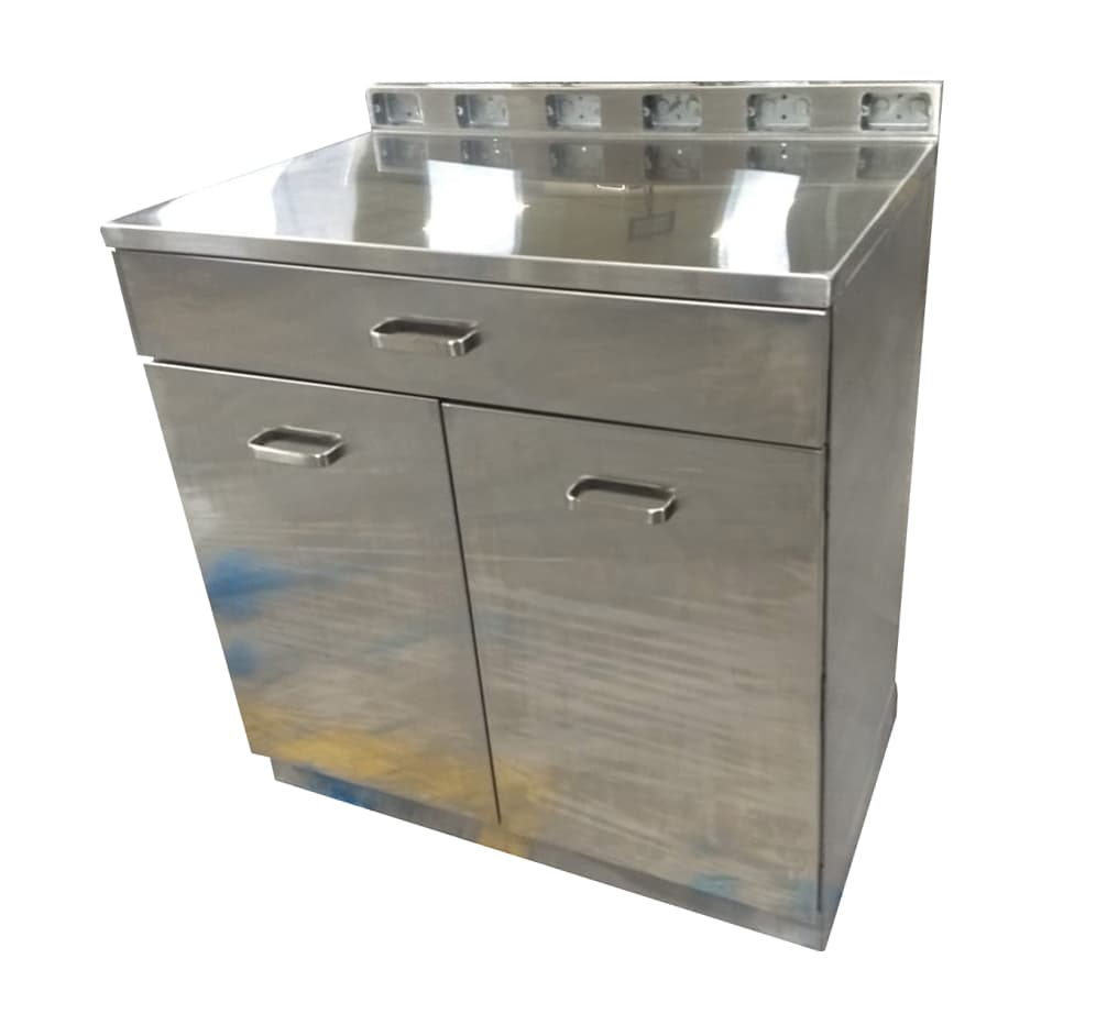 Gabinete con contactos en el lambrín