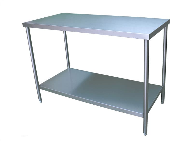 Mesa de acero tipo isla con entrepaño inferior